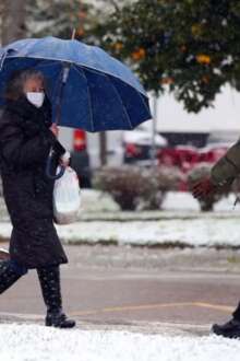 Pessoa de guarda-chuva a passear